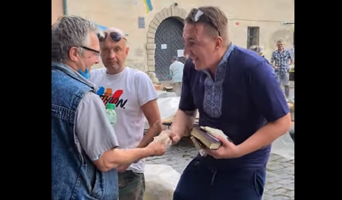У центрі Львова невідомий роздавав перехожим гроші від імені Ісуса