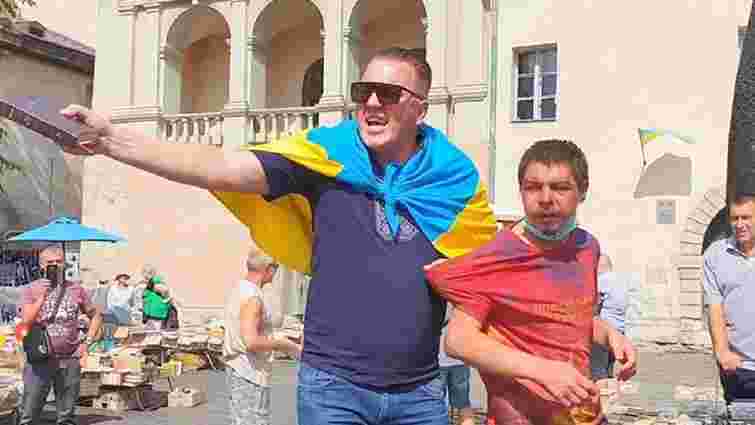 Провокатора, що роздавав гроші у центрі Львова, депортували з України