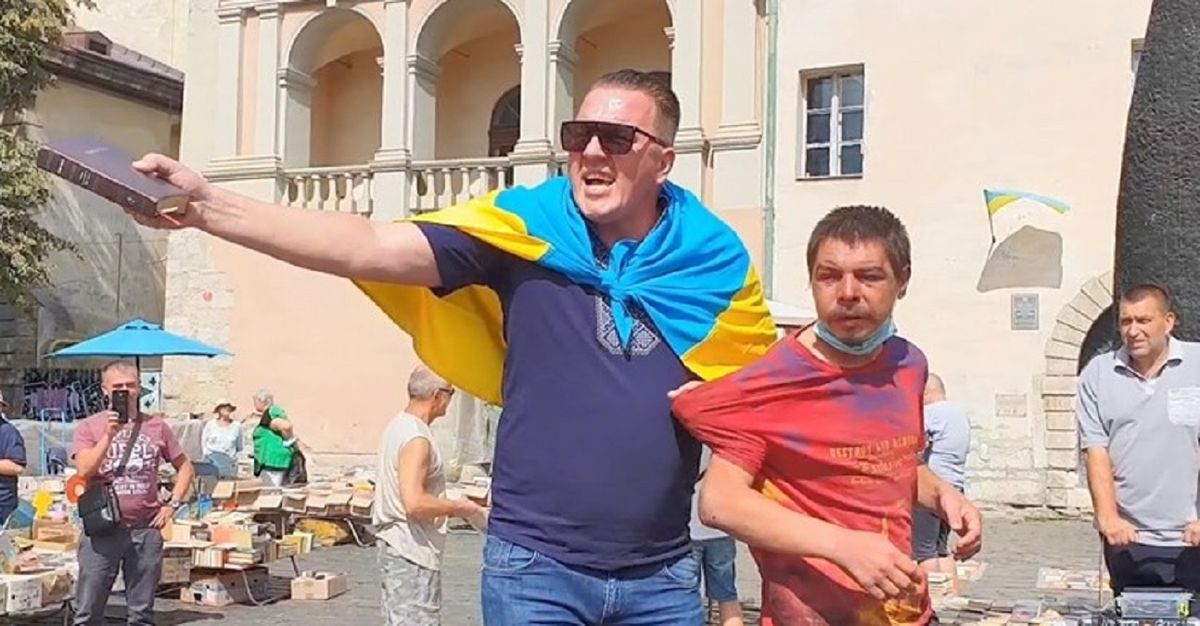 Провокатора, що роздавав гроші у центрі Львова, депортували з України