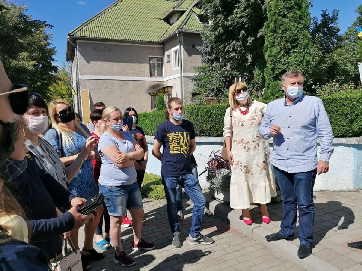 Калуш після потрапляння в «червону» зону відклав початок навчального року в школах