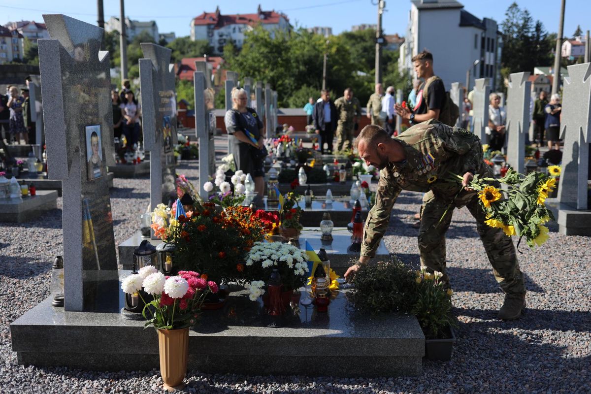 На Личаківському кладовищі львів'яни вшанували пам'ять захисників України