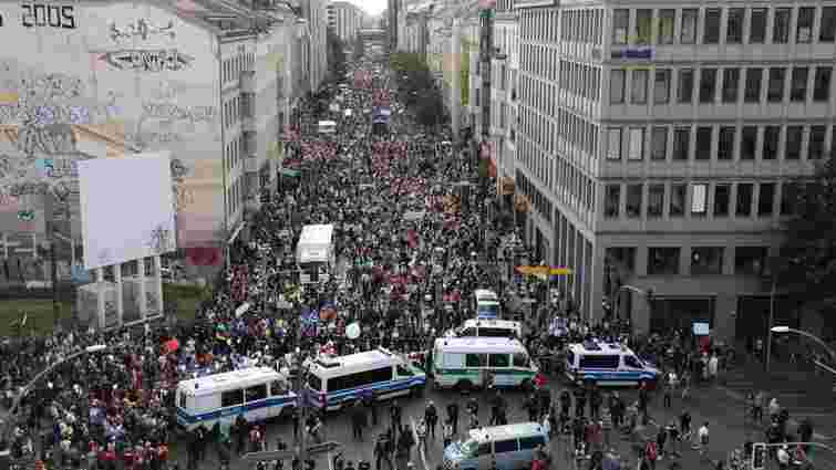 У Берліні тисячі людей протестують проти карантинних обмежень