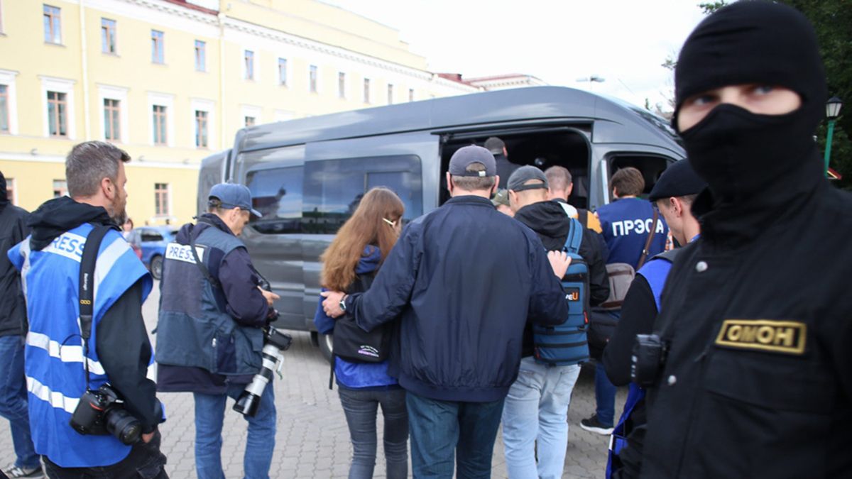 У Білорусі журналістів іноземних ЗМІ масово позбавляють акредитації