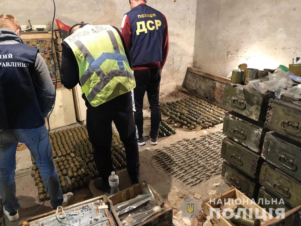 Поліцейські знайшли масштабний сховок боєприпасів на Харківщині 