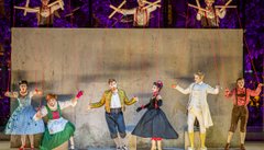 І в порожьому залі, і на міжнародному фестивалі