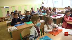 Львівські учні вперше за півроку сіли за шкільні парти