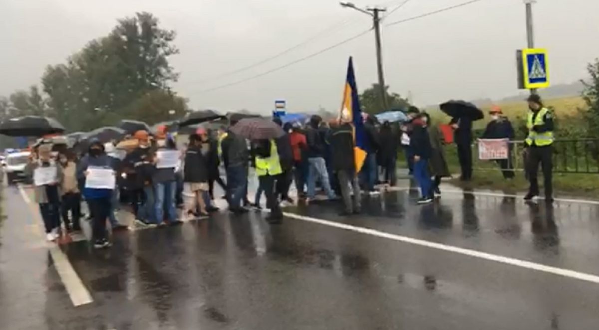Десятки родичів шахтарів перекрили трасу під Жовквою