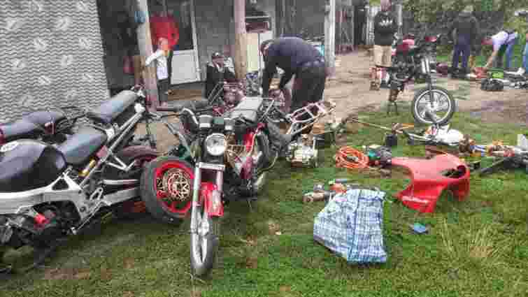 Львівські поліцейські затримали групу юнаків за масові крадіжки мотоциклів та автозапчастин