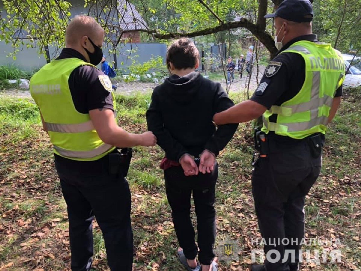 На Івано-Франківщині 15-річний онук вбив дідуся 35 ножовими ударами