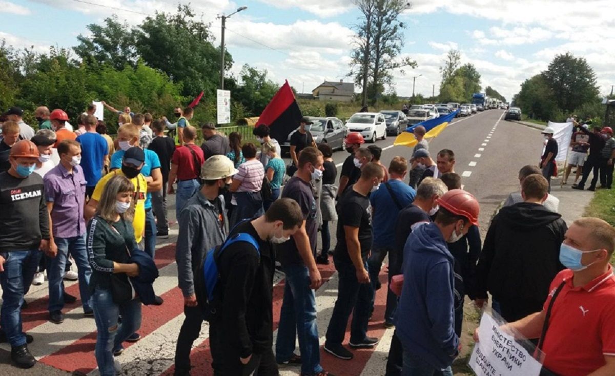Шахтарі з сім'ями вдруге перекрили міжнародну трасу під Жовквою
