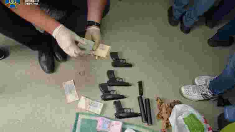Колишнього чиновника з Івано-Франківщини затримали за торгівлю зброєю у складі банди