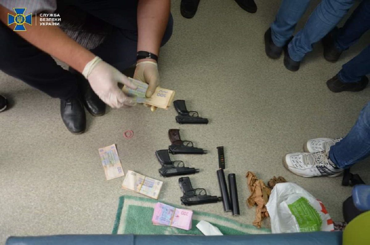 Колишнього чиновника з Івано-Франківщини затримали за торгівлю зброєю у складі банди