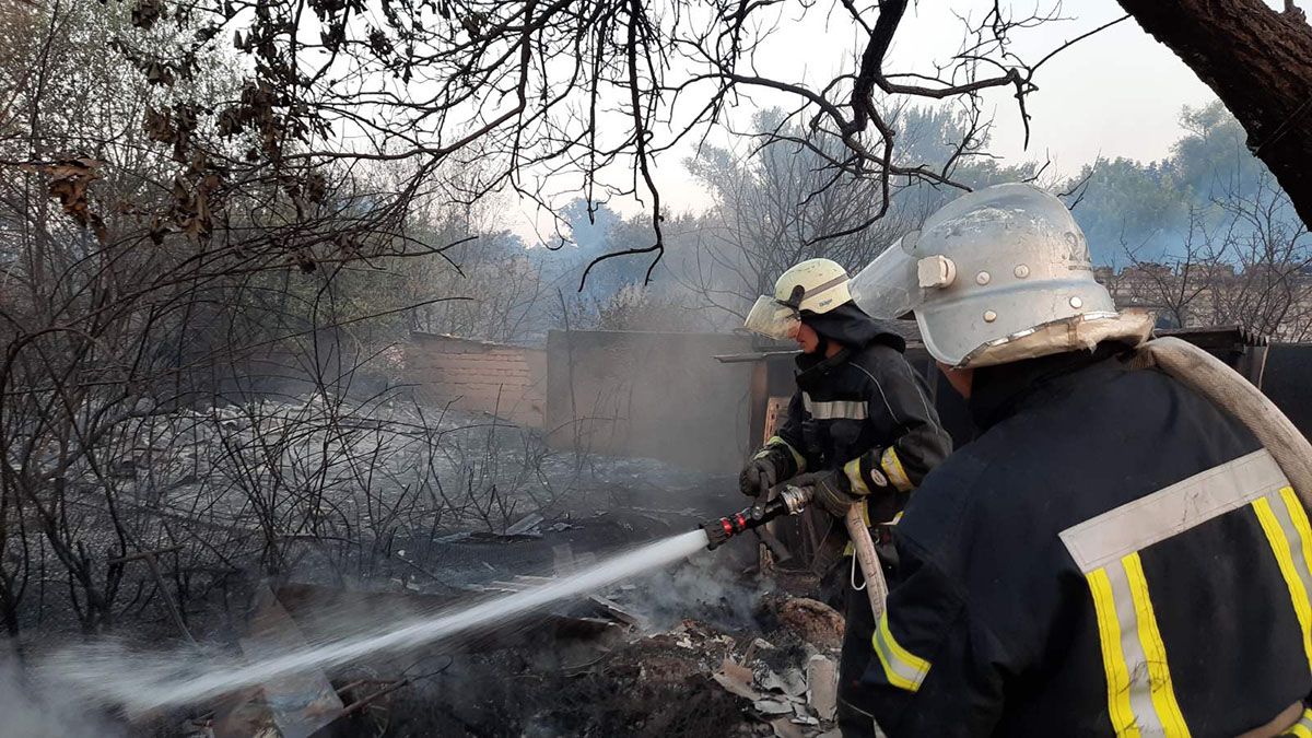 Двох військових госпіталізували із опіками під час гасіння пожеж на Луганщині