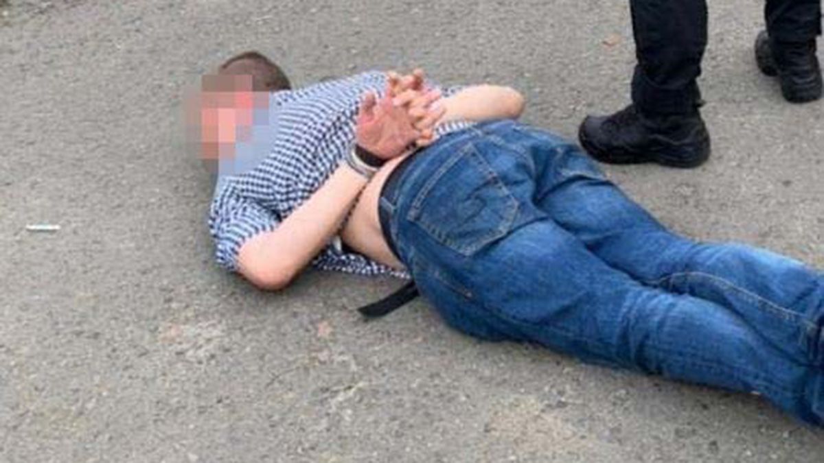 У Києві на збуті кокаїну затримали поліцейського із іменним пістолетом Януковича