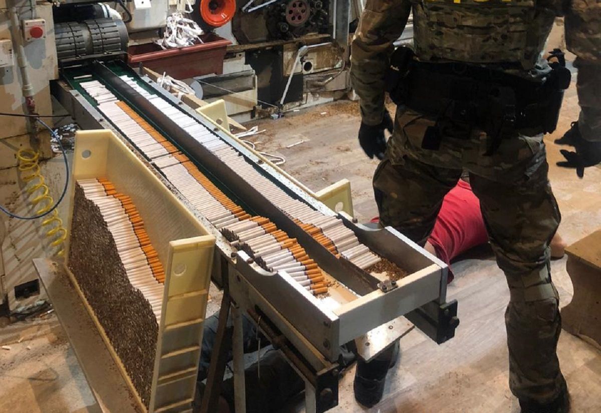 Мешканці Львівщини і Волині організували масштабне нелегальне виробництво сигарет