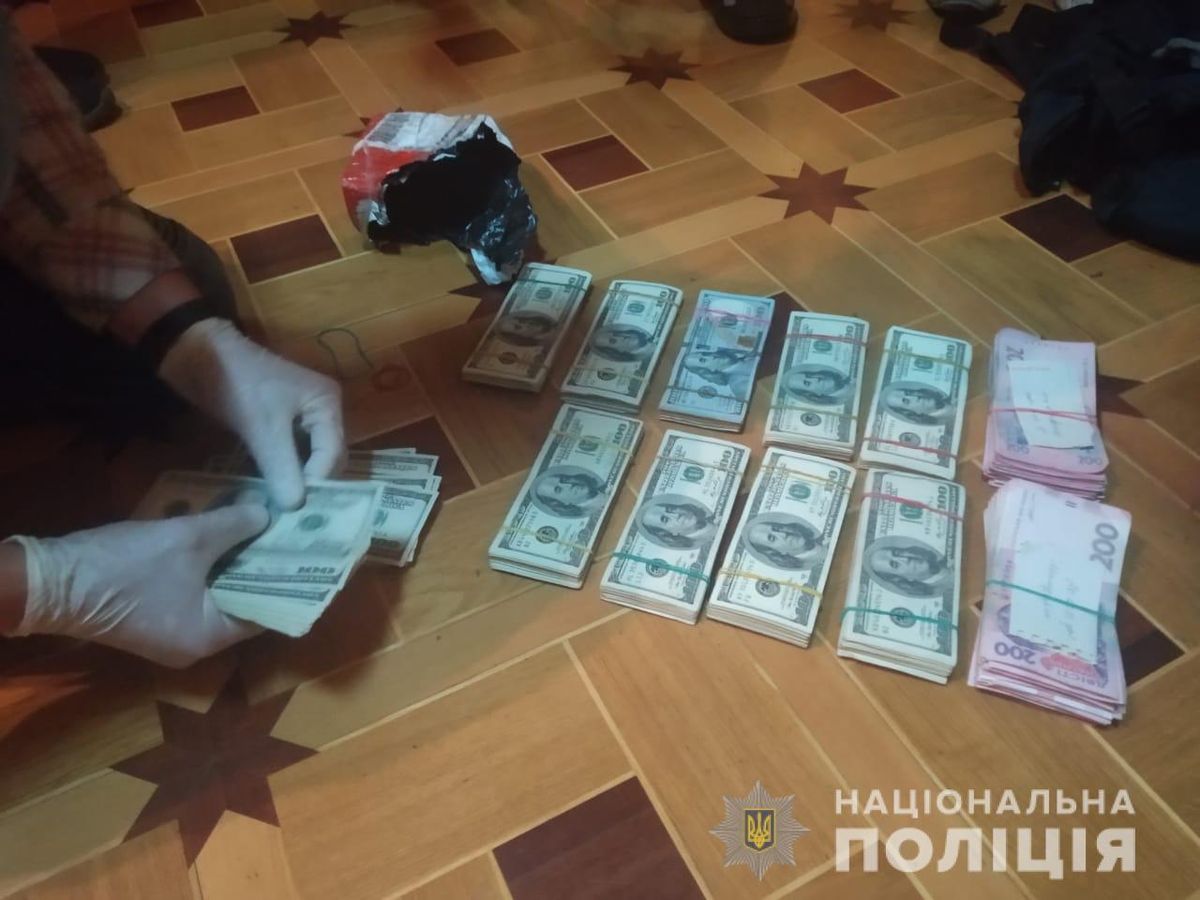 Грабіжники відібрали у підприємця 1,2 млн доларів під час розбою в Харкові