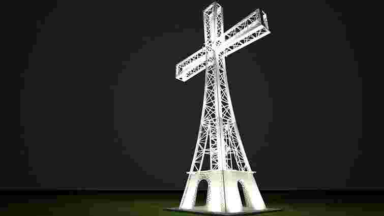 На вершині гори біля Старуні почали встановлювати 25-метровий хрест