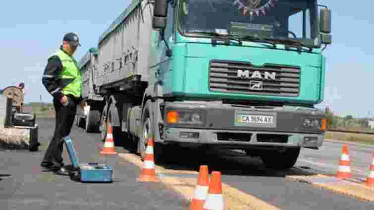 В Україні вводять цілодобовий ваговий контроль вантажівок