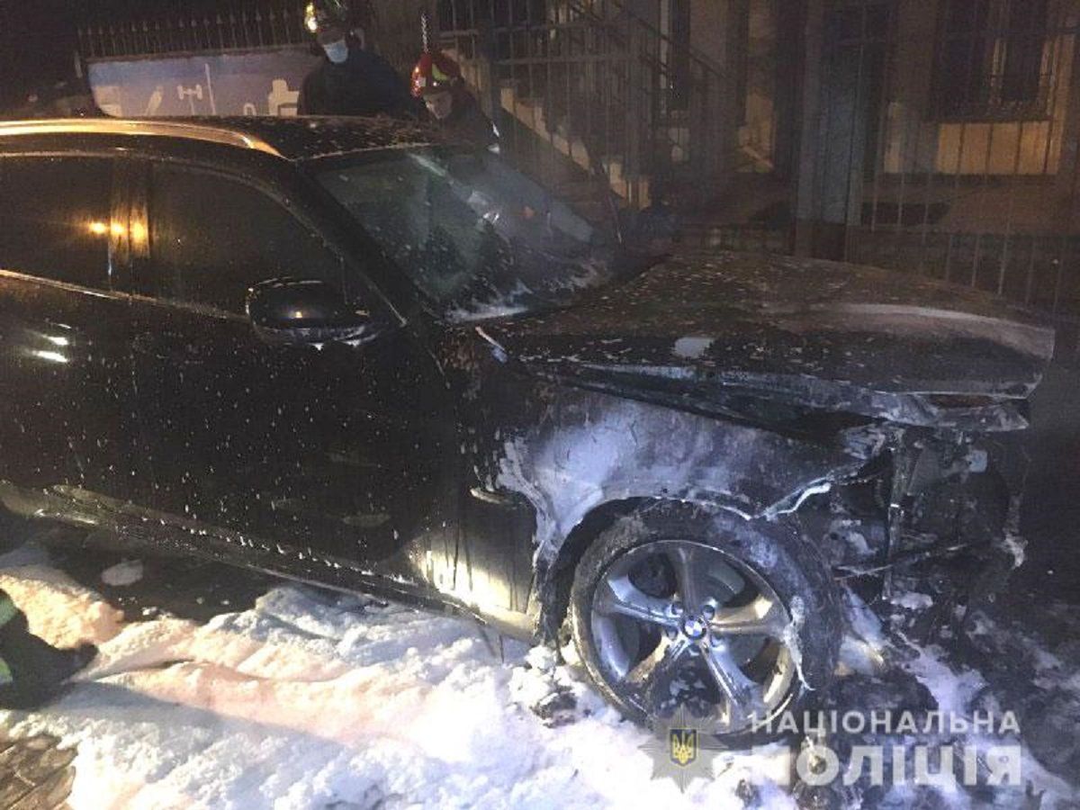 У Рівному спалили автомобіль і підкинули цвинтарний вінок власниці салону краси