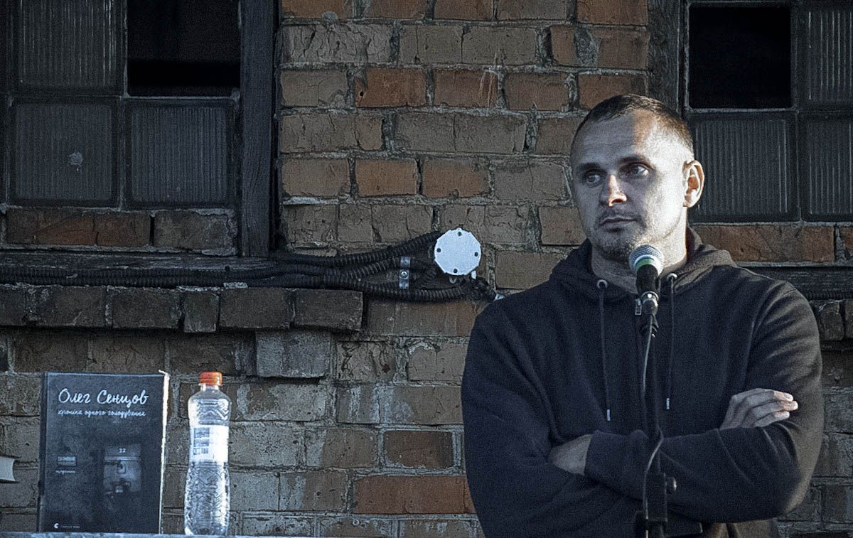 «Я не митець, я просто пишу книжки та знімаю кіно»
