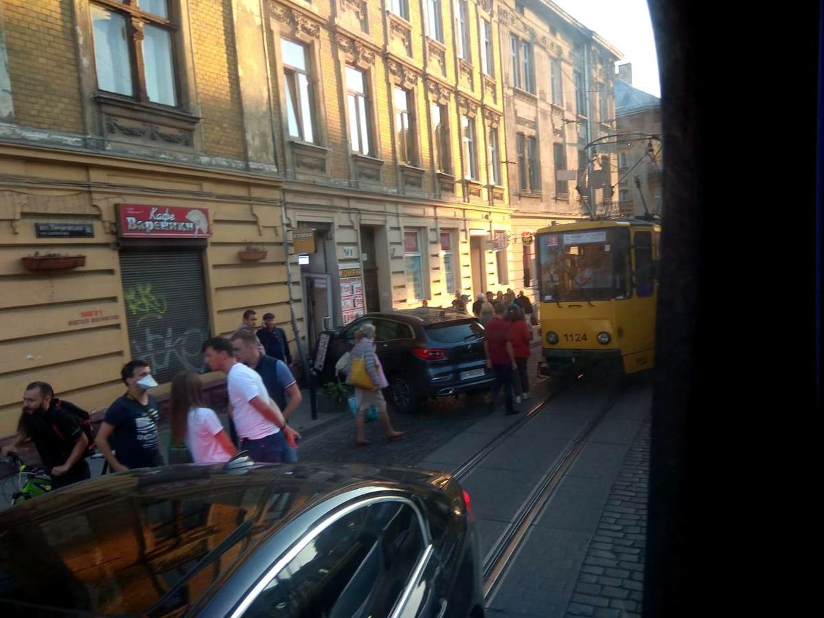 Внаслідок ДТП на Личаківській машина в’їхала в двері магазину
