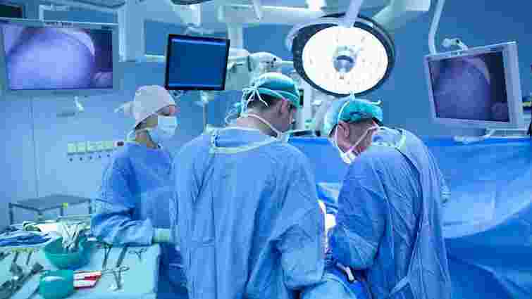 Львівські хірурги успішно прооперували 42-річного киянина з двома рідкісними патологіями