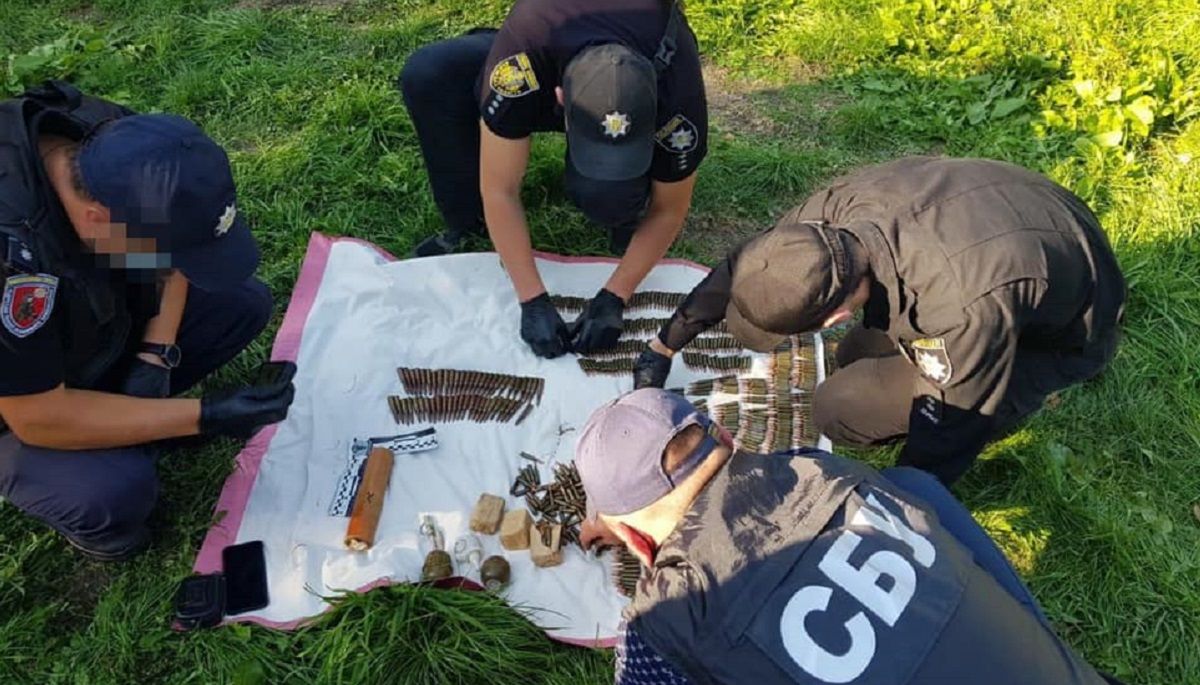 На Львівщині правоохоронці знайшли у 57-річного чоловіка сотні патронів та гранати
