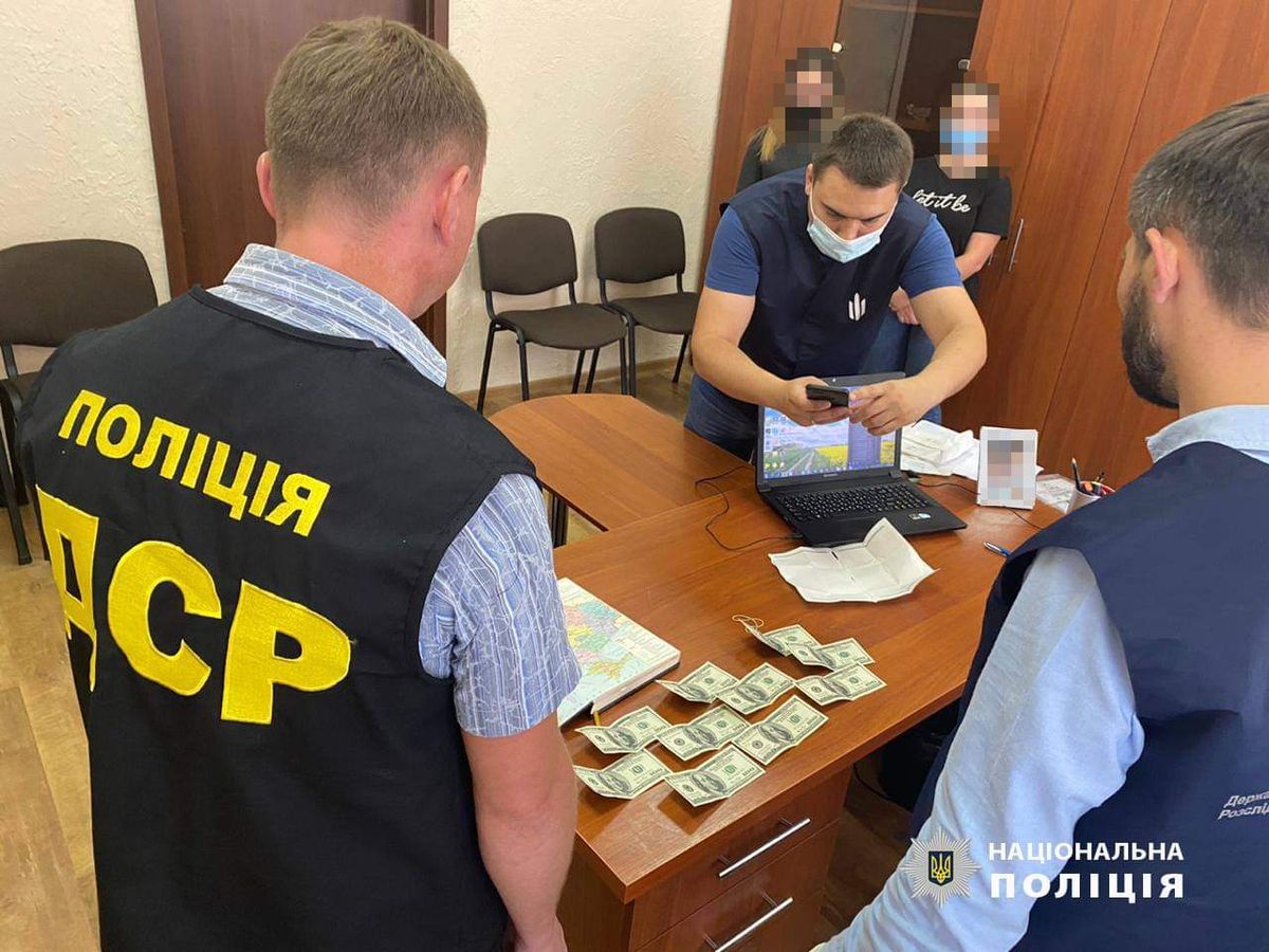 Директорів сімох лісгоспів на Івано-Франківщині затримали за підкуп поліцейського