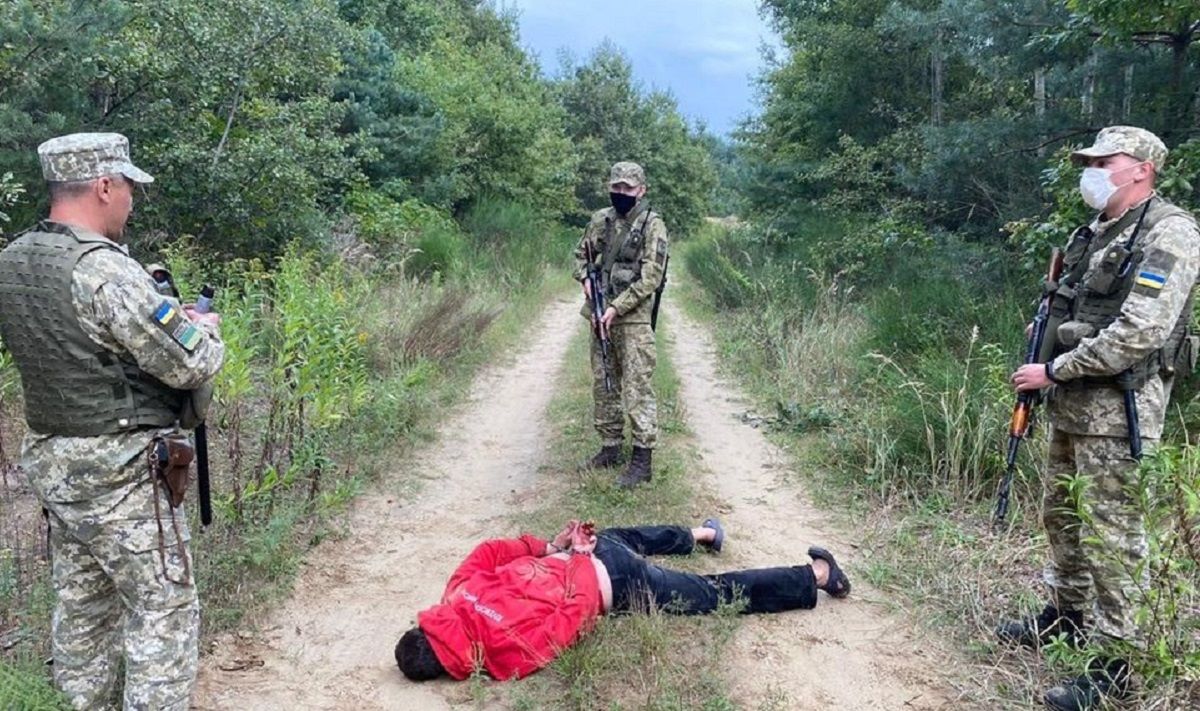 Біля «Краківця» затримали чоловіка, що з ножем напав на прикордонників