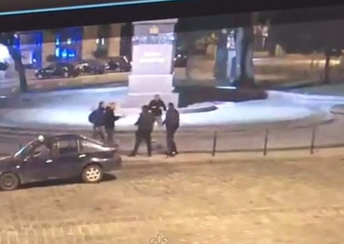У центрі Львова двоє ромів з ножами напали на 22-річного перехожого