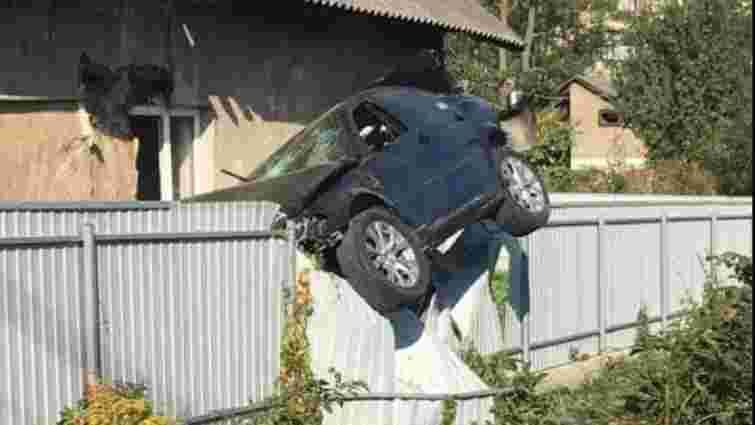 В Чернівцях поліцейський на BMW протаранив огорожу та повис на паркані