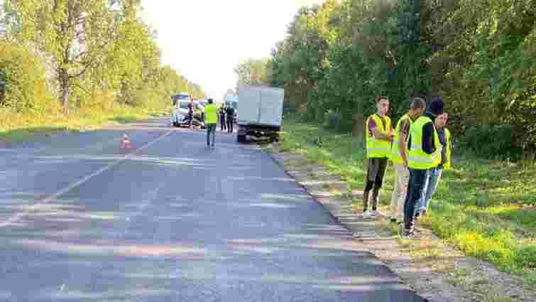 Водій вантажівки збив двох дорожників Onur на трасі біля Самбора
