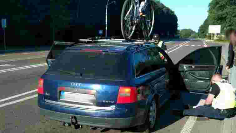 На Львівщині водій Audi A6 протягнув поліцейського 30 метрів по трасі