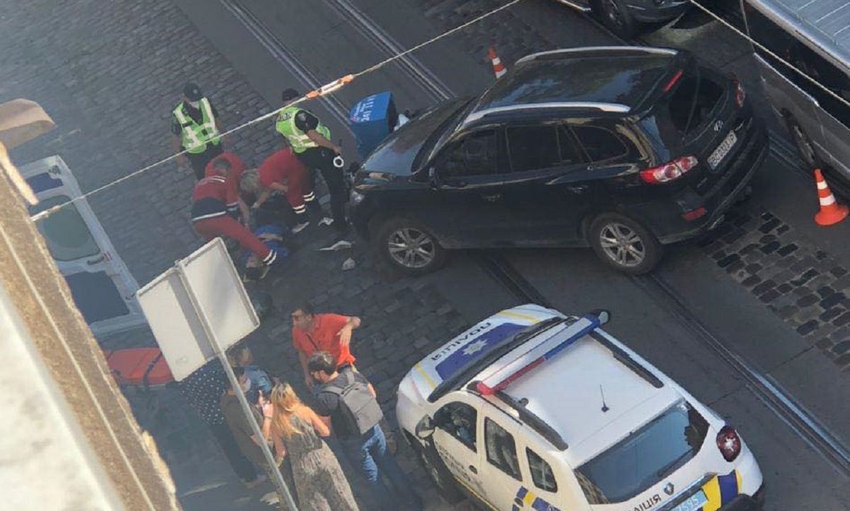 У Львові автомобіль збив кур'єра Domino’s Pizza на скутері
