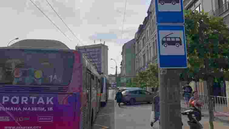 Біля ТРЦ Forum Lviv перенесли зупинку для автобусів і тролейбусів