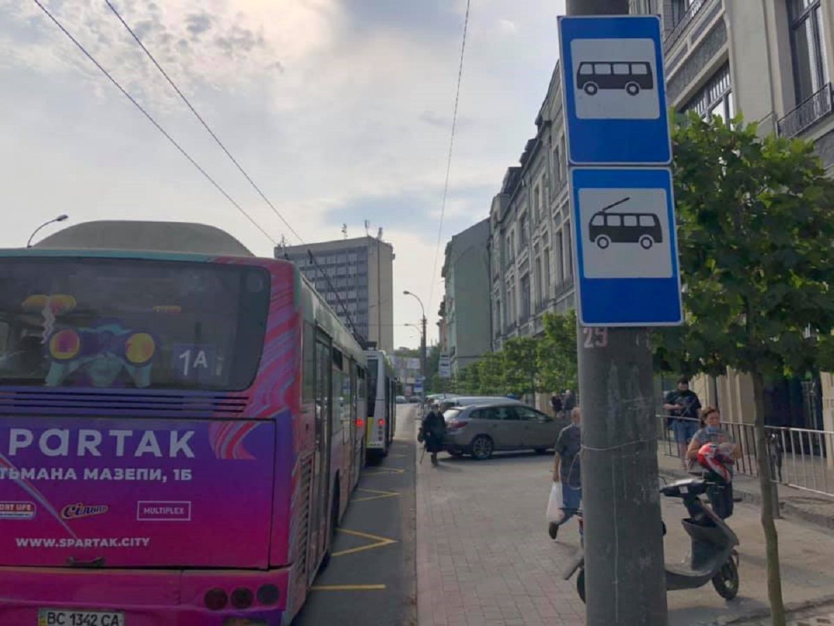 Біля ТРЦ Forum Lviv перенесли зупинку для автобусів і тролейбусів
