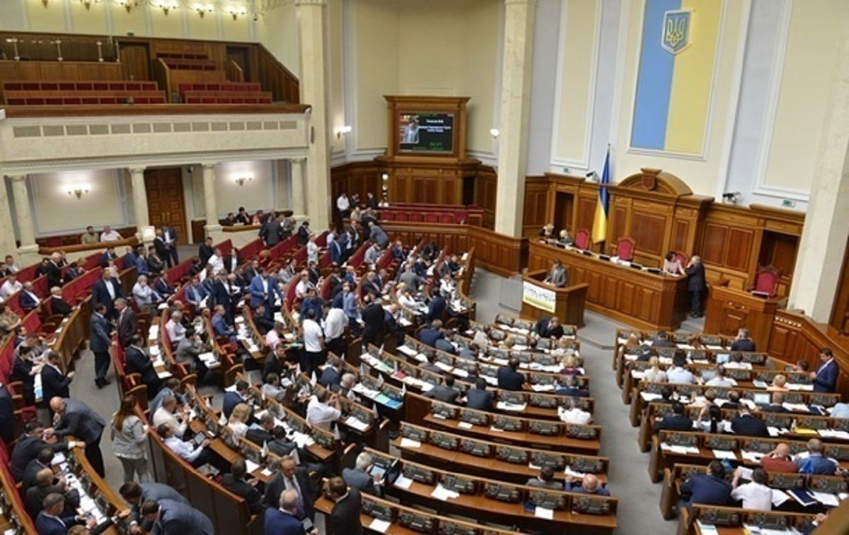 Верховна Рада заборонила нардепам і мерам брати на роботу родичів