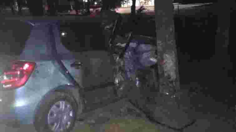 В Ужгороді п'яна 23-річна водійка Skoda влетіла в дерево, загинула 19-річна пасажирка