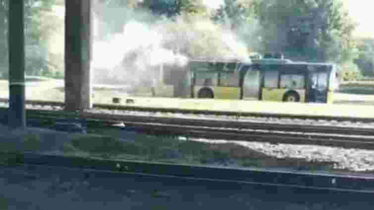 Біля львівського аеропорту загорівся тролейбус маршруту №27