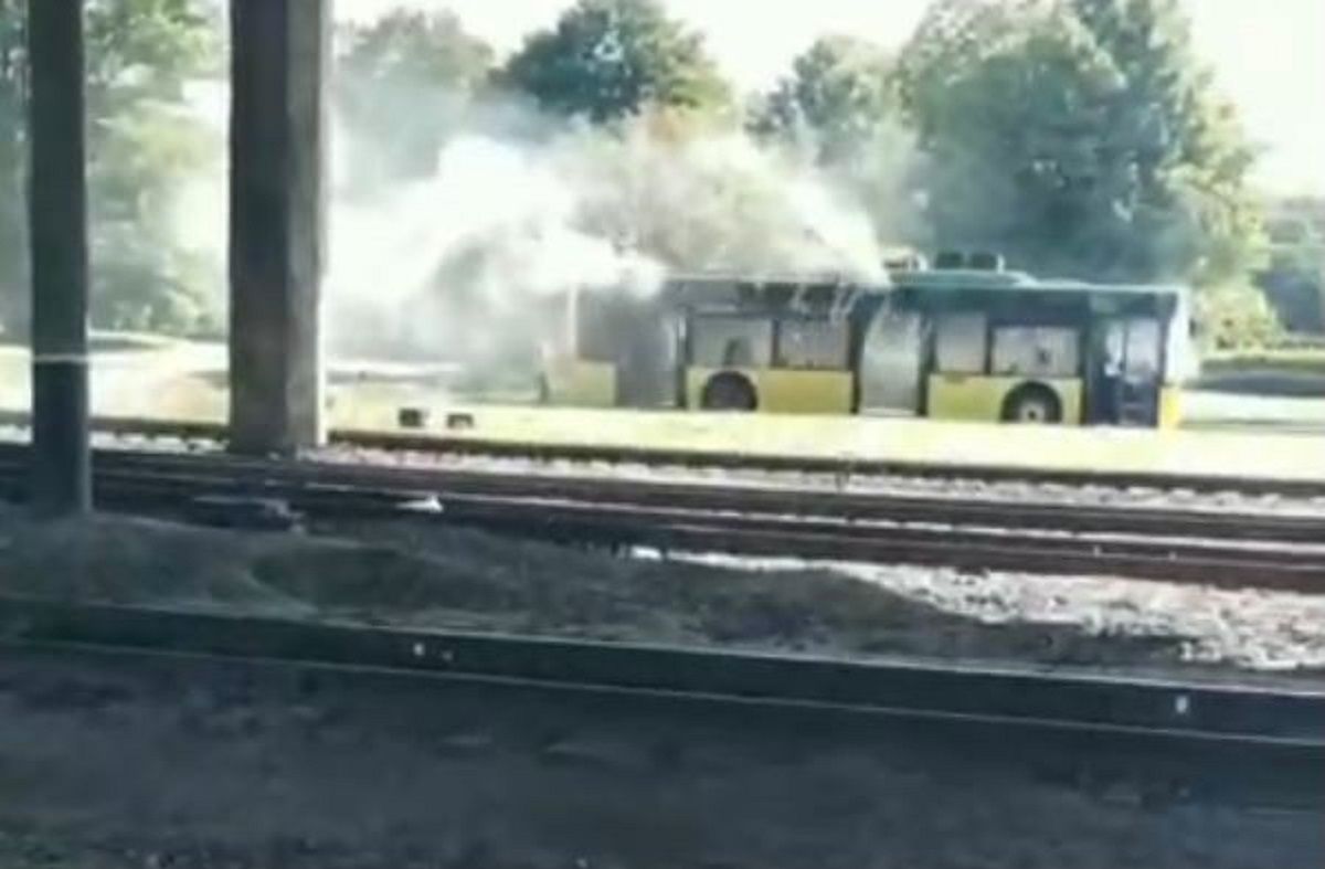 Біля львівського аеропорту загорівся тролейбус маршруту №27