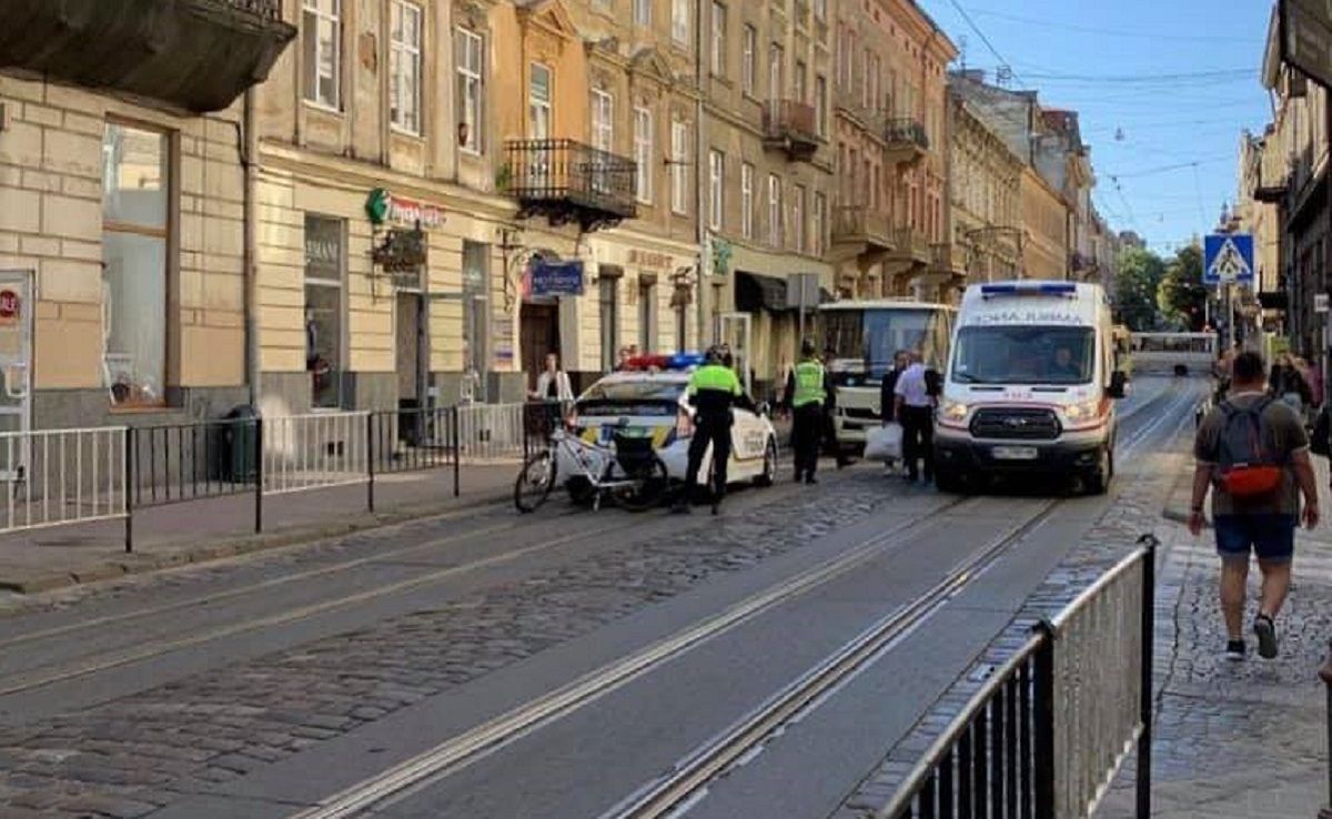 У центрі Львова маршрутка збила дівчину Назара Холодницького
