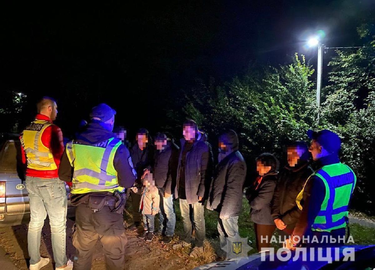 На Закарпатті затримали переповнений нелегалами автомобіль
