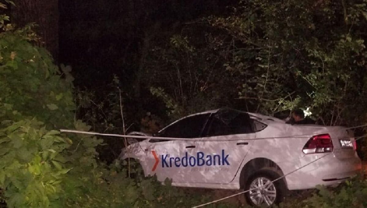 У Винниках менеджер банку на службовому автомобілі збив електроопору