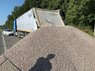 У Гамаліївці водій вантажівки відмовився пройти ваговий контроль і висипав щебінь на дорогу