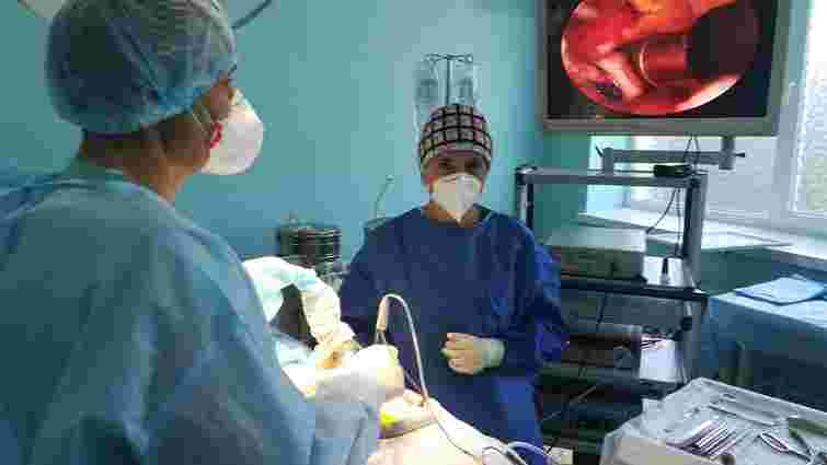 На Львівщині вперше почали проводити ендоскопічні операції на хребті