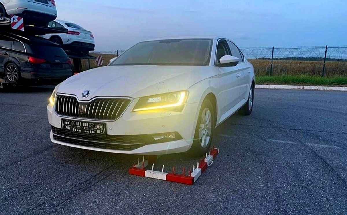 На кордоні у Раві-Руській затримали викрадену Skoda Superb