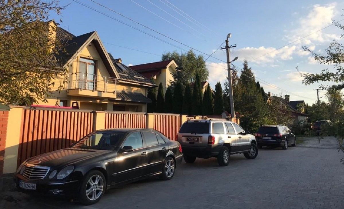 СБУ та військова прокуратура провели обшук у селищного голови Брюховичів