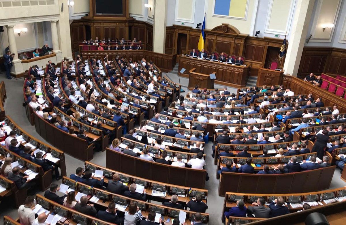 Депутати від «Слуги народу» набрали помічниками родичів всупереч законодавчій забороні
