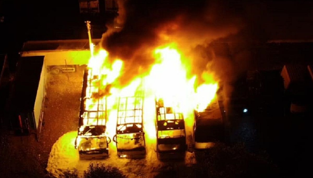 Біля Долини повністю згоріли чотири пасажирські автобуси