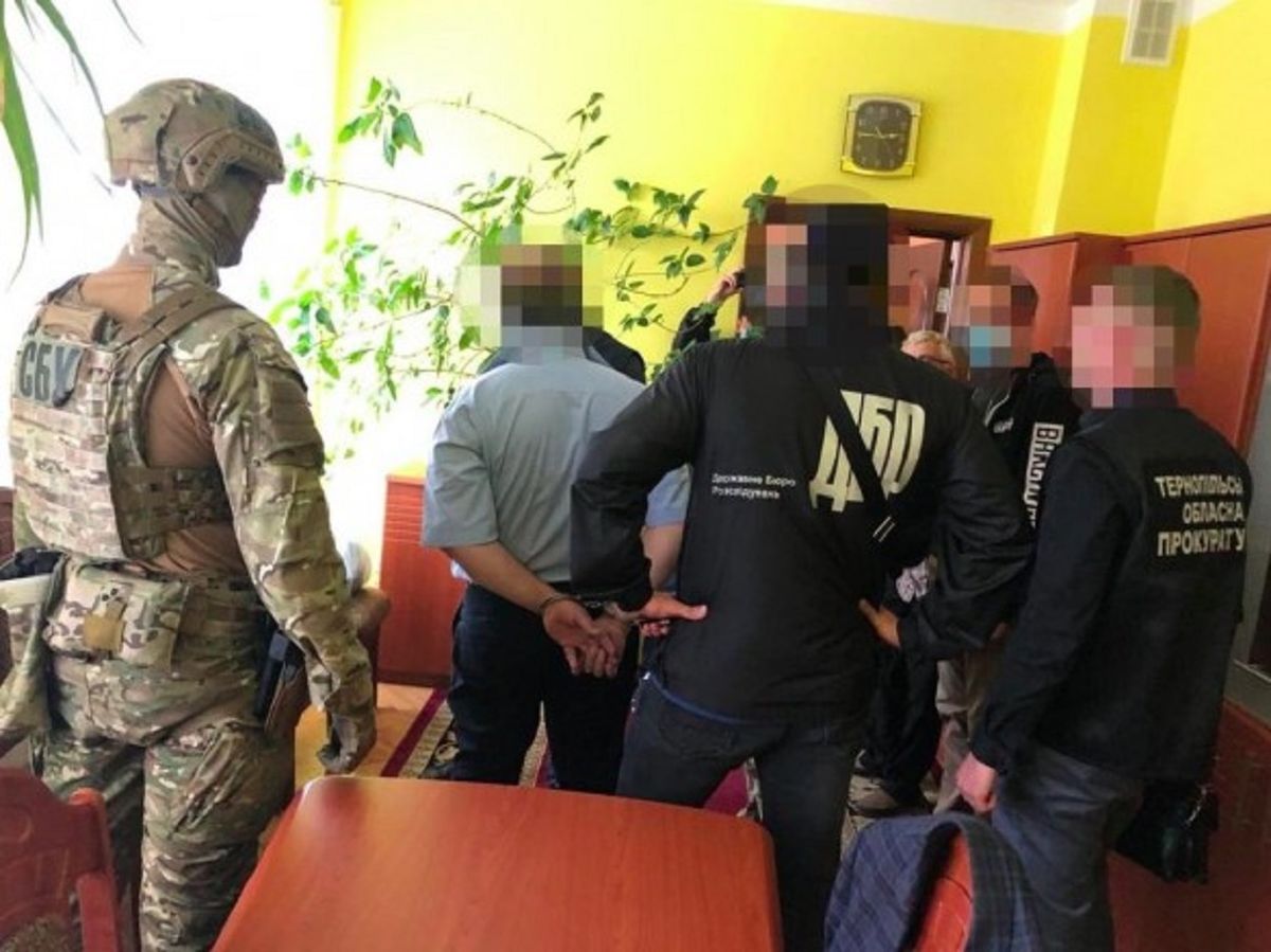 Начальника податкової Тернополя та його сина затримали за вимагання 40 тис. доларів